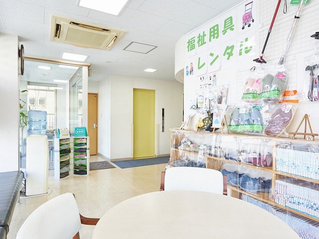 多目的室の様子 多目的室 自然光が差し込む明るい空間です。各種福祉用具を確認したり、情報交換ができる場になっています。