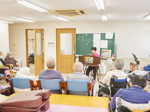 団らんの様子の部屋 内観 日当たりの良い部屋で、椅子に座ってくつろいでいます。皆さんで和やかな時間を過ごせます。