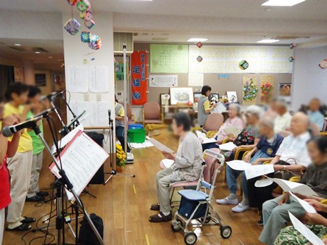楽しむ様子の多目的室 多目的室 広々とした空間で、参加者が活動に熱中しています。温かい雰囲気の中で楽しい時間を過ごせます。