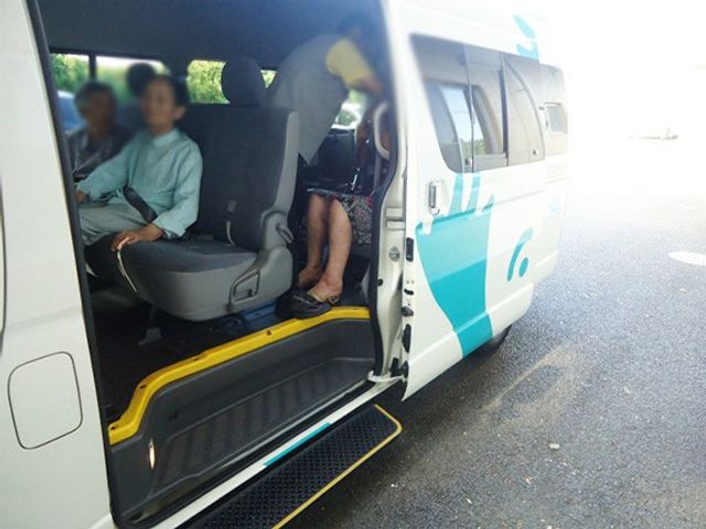 車への移乗風景 スタッフイメージ 利用者様が安心して乗車できるよう、サポート体制が整っています。快適な移動が可能です。