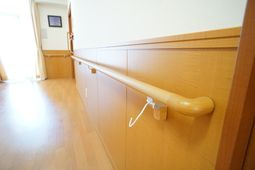 廊下に設置された手すり
