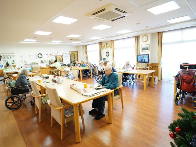共有スペースでゆったりと 共有スペース 明朗で広々とした食堂です。利用者の方々がそれぞれの時間を楽しまれている様子が伺えます。