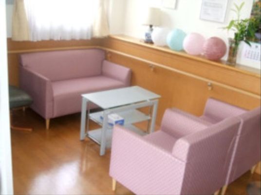 ピンクのソファのある部屋