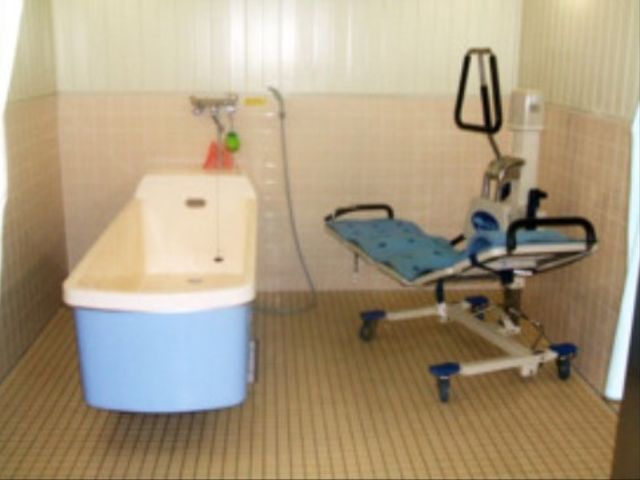 ケア用バスルーム設備 機械浴室 手動リフトを備え、利便性を考慮した清潔な浴室です。利用者の安全と快適なバスタイムをサポートします。
