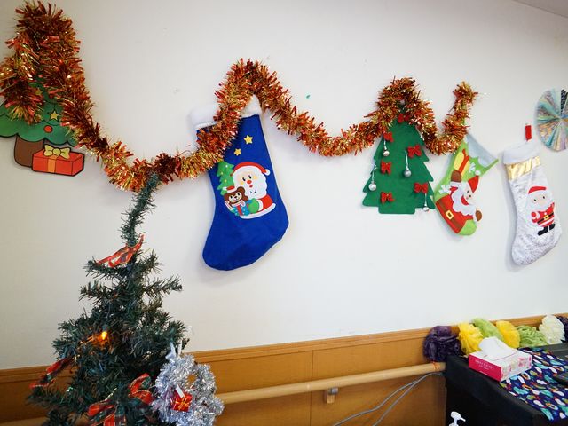 クリスマス装飾の廊下 共有スペース 年末の飾り付けで彩られた暖かな雰囲気の廊下です。彩り豊かな装飾を見ながら、職員の方々と楽しい時を過ごせそうです。