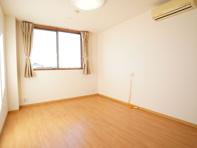 空間が広い居室 居室 明るく開放的な居室です。個々の好みに合わせて家具を配置し、快適な生活空間を作り出すことができます。
