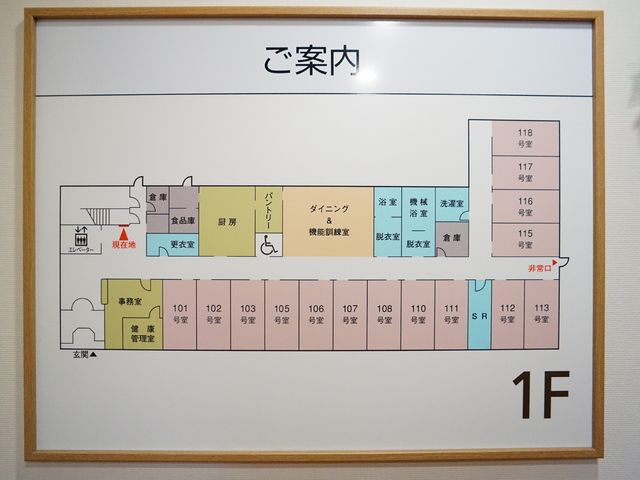 施設の案内図掲示 フロアマップ 整った案内板が壁に掲示されており、働く際の施設のレイアウトを把握しやすくなっています。