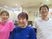 笑顔のスタッフ3人と食堂  
