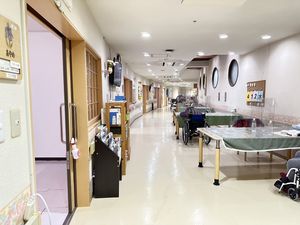 明るく広い廊下