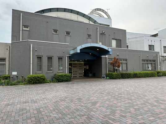 落ち着いた外観の建物