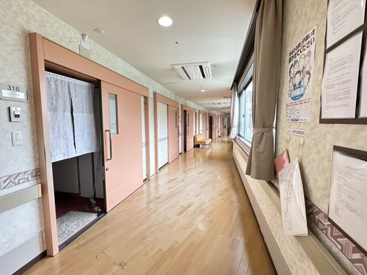 長い廊下が続く空間