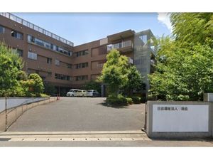 緑に囲まれた施設外観  