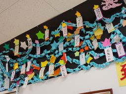 装飾された壁のイベント掲示物