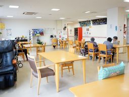 利用者が集う明るい空間