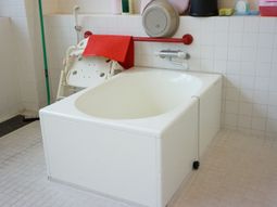 バリアフリー設計の浴室