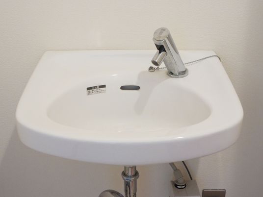 居室の洗面台は、シンク下がフリーとなったタイプを設置している。またシンクについている蛇口は、センサー式を採用している。