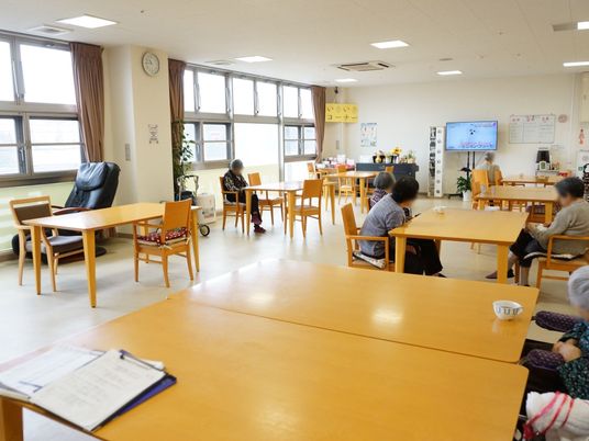 共有スペースには、たくさんのテーブルや椅子が置かれている。また広々としたフロアには、大型の液晶テレビを設置している。