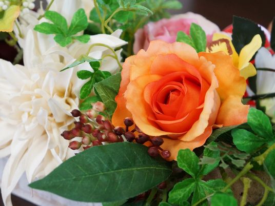 グループホームが華やかな雰囲気となるように、色とりどりに咲き誇るバラやゆりなどの造花を、フロアに飾っている。