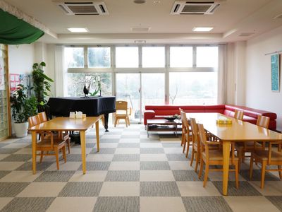広々とした明るいラウンジ