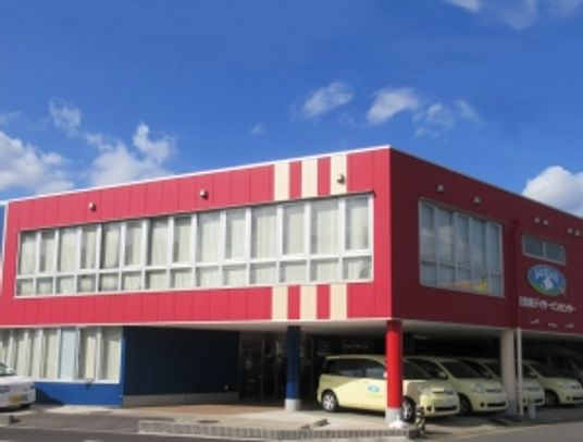 赤い壁の建物外観