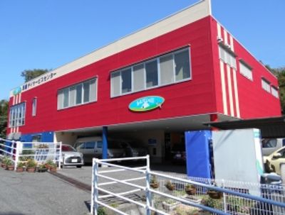 赤い建物外観
