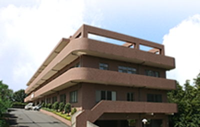 三階建ての建物外観