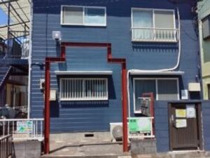青い外観の建物  