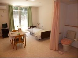 明るい個室の居室