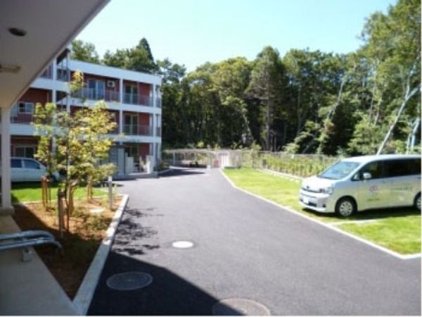 緑に囲まれた施設外観