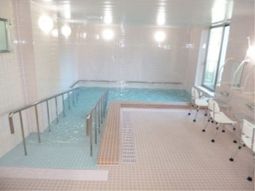 明るい広々とした浴室