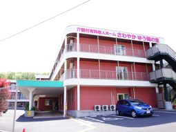 明るい色の建物の外観