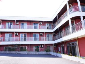 赤い外壁の建物外観