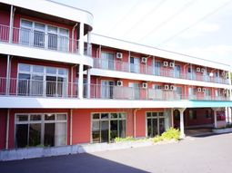 赤い外壁の建物エントランス