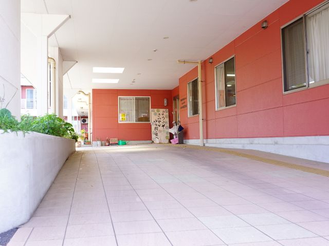 エントランスの広々とした空間 外観 ゆったりとした開放感のあるエントランスです。ここから一日の業務が始まり、訪れる方々を暖かく迎え入れます。