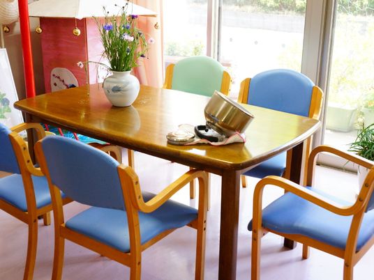 青い椅子の食堂テーブル