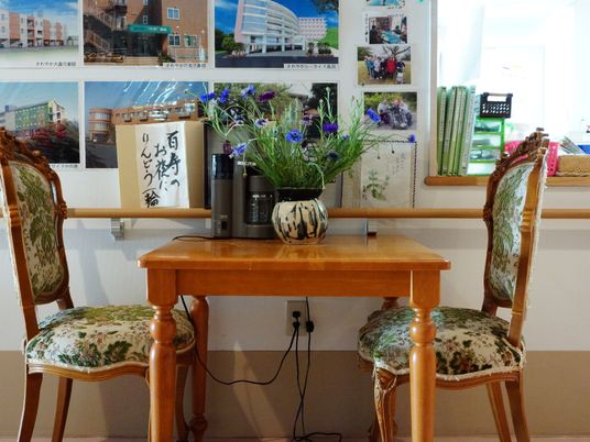 休憩コーナーの花とテーブル