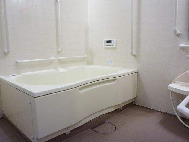 手すり付き洗面浴室 浴室 手すりが整った安全な造りの浴室です。快適にご利用いただける設計が工夫されております。