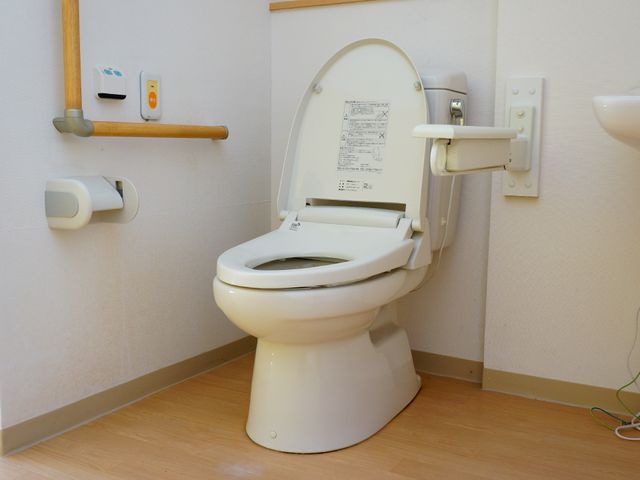 バリアフリー対応のトイレ トイレ 手すり付きで安心してご使用いただける快適なトイレです。利用しやすい工夫が整っております。