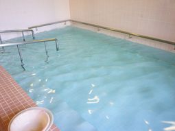 広々浴室の清潔な空間