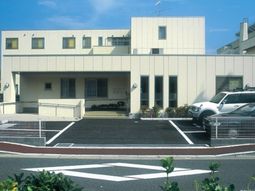 明るい外観の建物