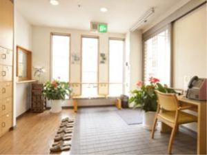 明るいエントランスの風景