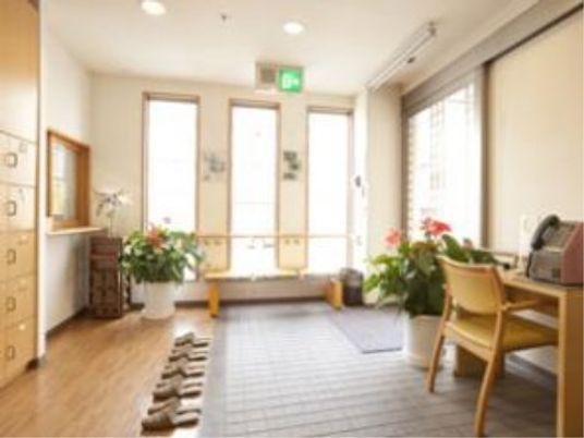 明るいエントランスの風景