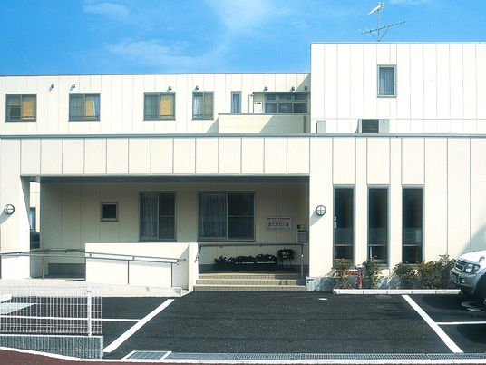 明るい建物のエントランス