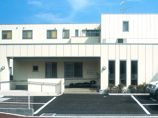 明るい建物のエントランス