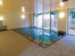 清潔なタイルの浴室