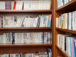 本棚の多様な書籍