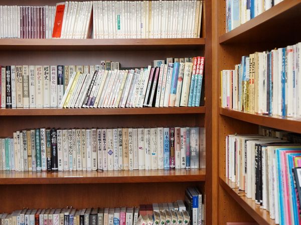 本棚の多様な書籍