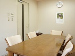 会議用テーブルのある部屋