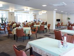 広々とした明るい食堂