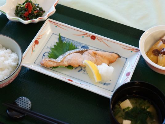 和食の上品な盛り付け